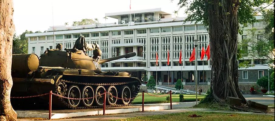 prezidentsky-palac-saigon-tank-vietnam