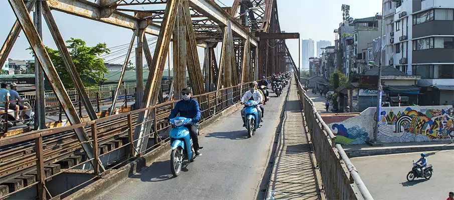 Most Long Bien v Hanoji Most Long Bien v Hanoji ve Vietnamu s hustým provozem motorek
