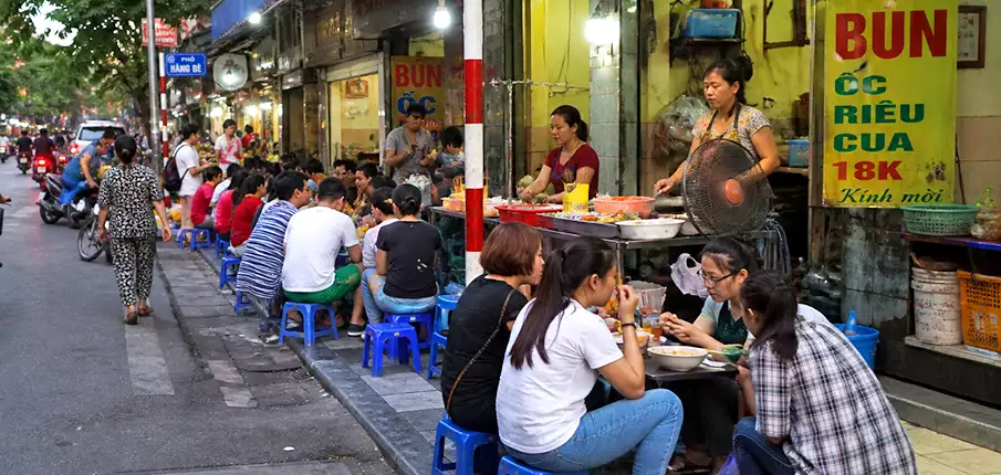 Street food v Hanoji Street food v Hanoji s tradičními vietnamskými jídly a pouličním stravováním