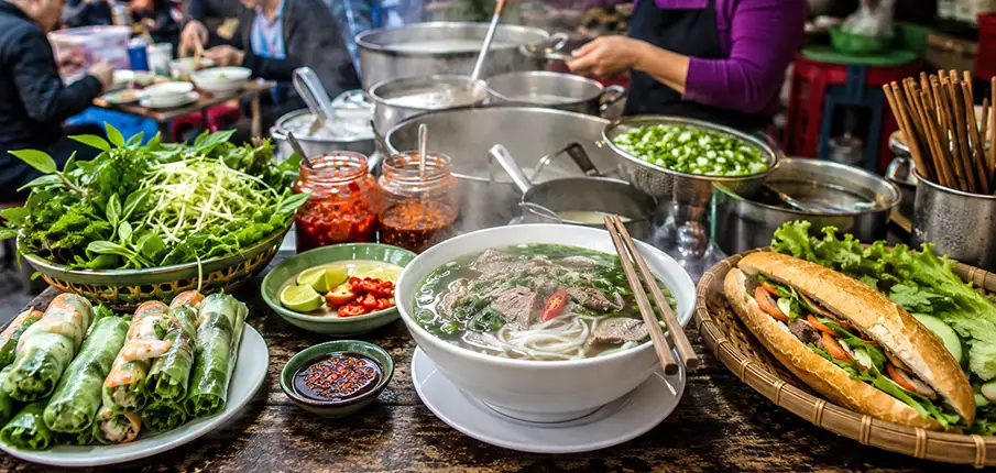 Vietnamská jídla a street food Tradiční vietnamská jídla a street food na ulicích Vietnamu