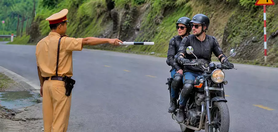 vietnam-motorka-cestovani-policista-kontrola