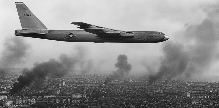 Americký bombardér B-52 nad Severním Vietnamem