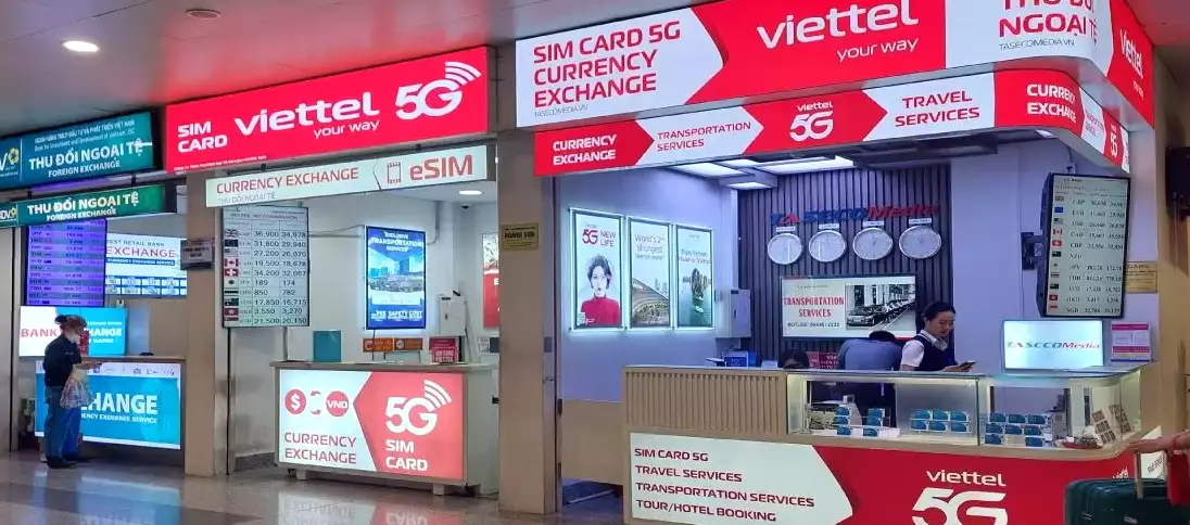 Obchod operátora Viettel na letišti Noi Bai ve Vietnamu